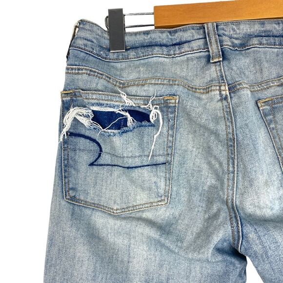 AMERICAN EAGLE Women’s Distressed Light Wash Button Fly Boy Crop Jeans US 6R - Picture 8 of 10